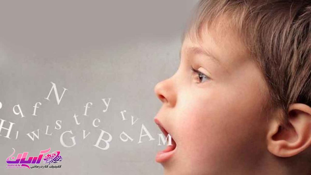 ارتباط بین کم شنوایی و مشکلات گفتار و زبان چیست؟
