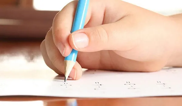 مراحل کار درمانی برای گرفتن مداد در دست کودکان
