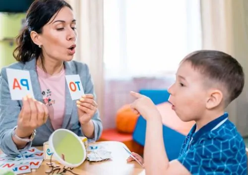 گفتاردرمانگر چگونه به کودک کمک می‌کند؟