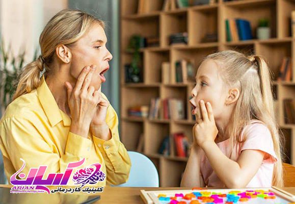 آموزش زبان اشاره برای کم شنوایی شدید